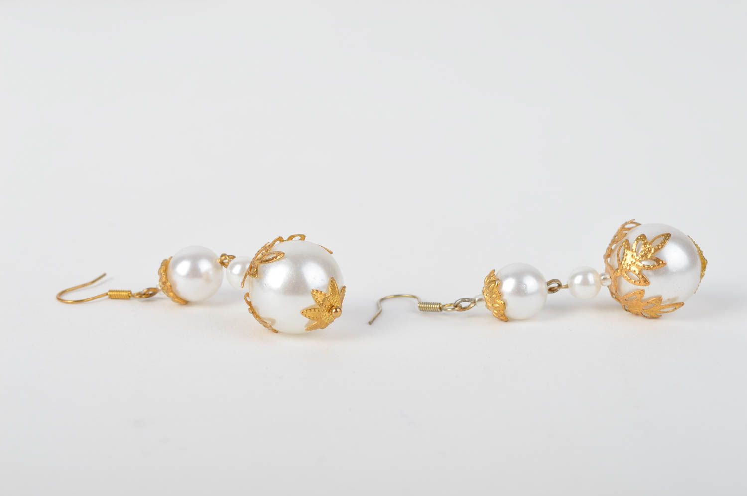 Boucles d'oreilles blanches Bijou fait main perles acryliques Cadeau femme photo 5