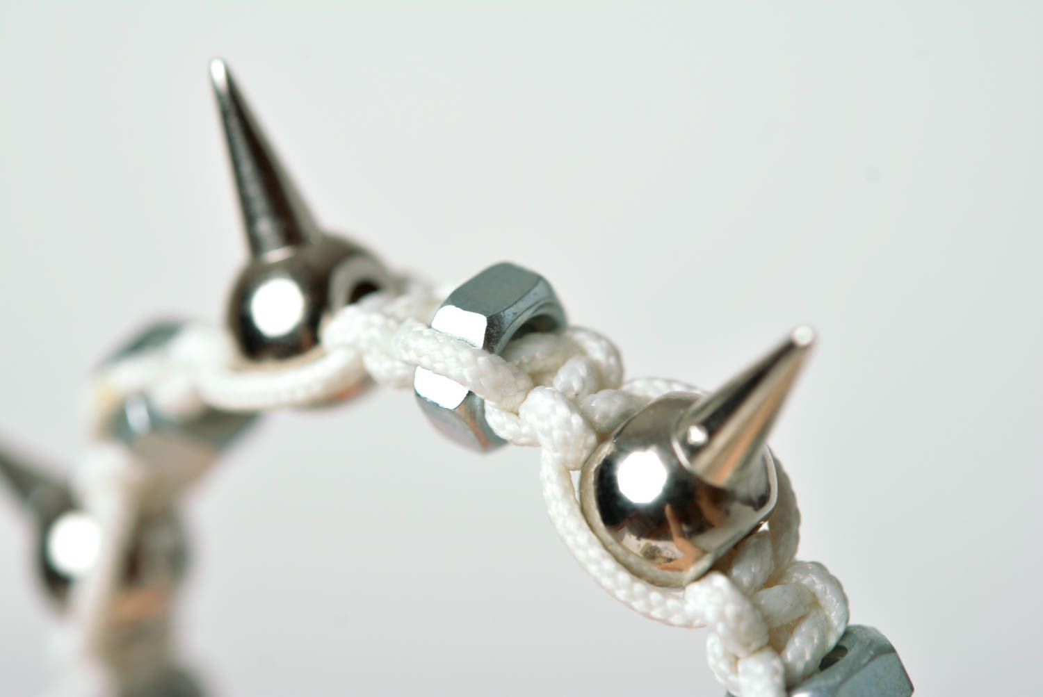 Модный браслет ручной работы браслет из ниток браслет на руку белый с гайками фото 5
