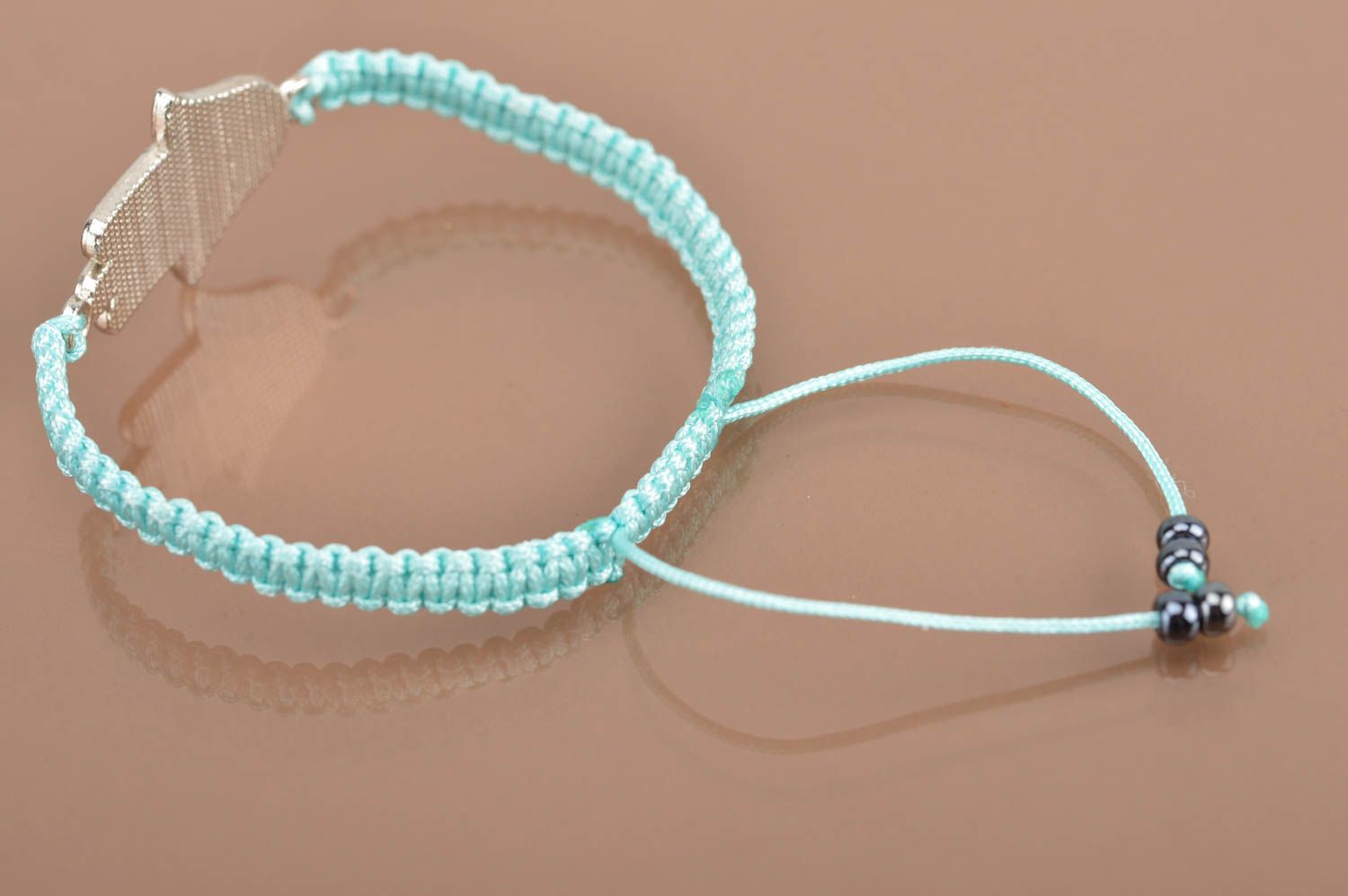Pulsera artesanal trenzada de hilos de seda con inserción azul clara estrecha foto 5