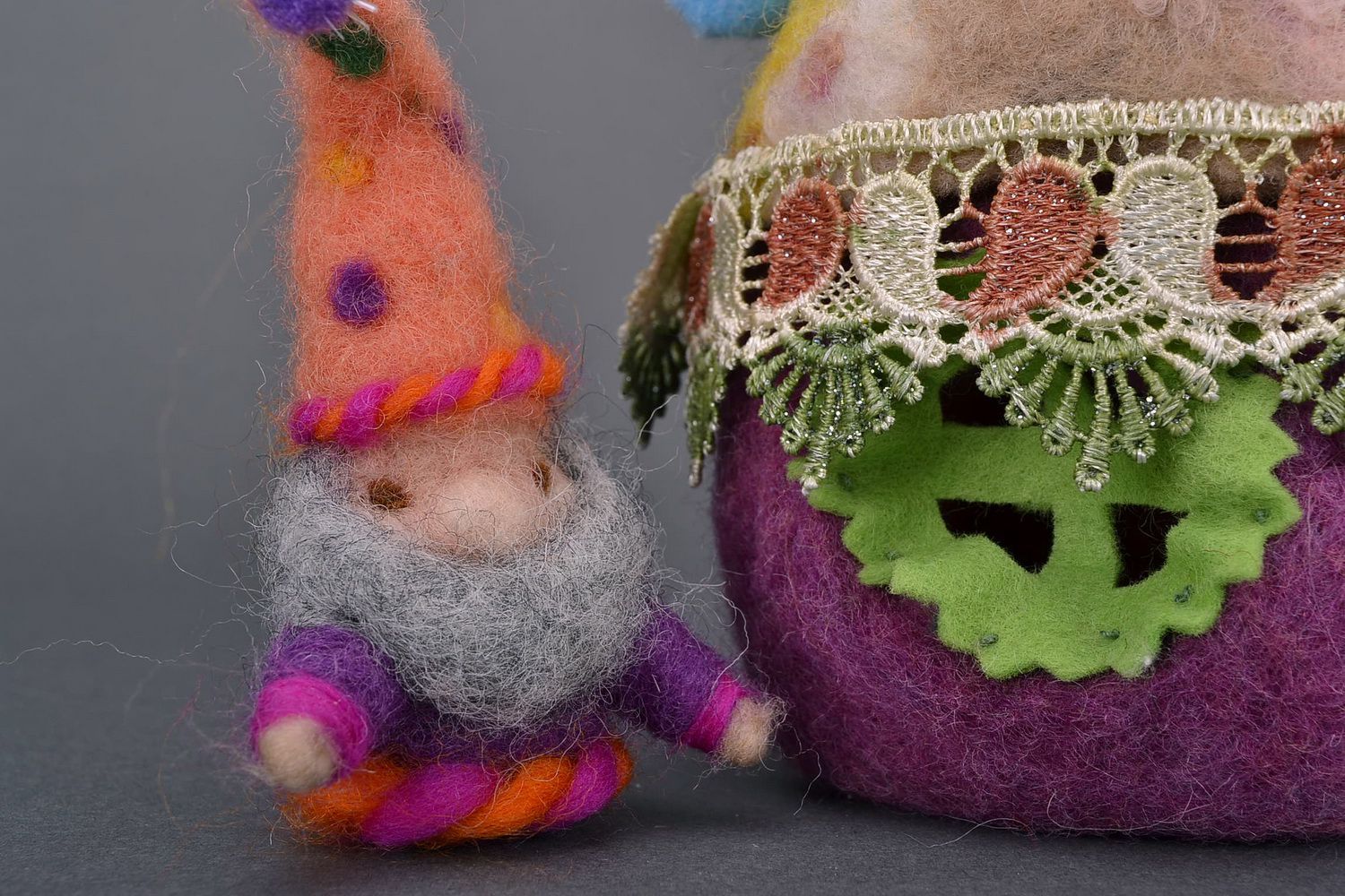 Jouet mou Gnome avec maison fait main en laine photo 1