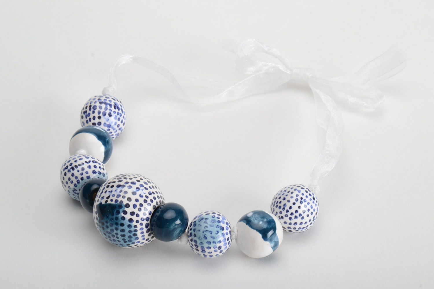 Collier en perles d'argile pour femme peint d'émaux fait main avec ruban blanc photo 2