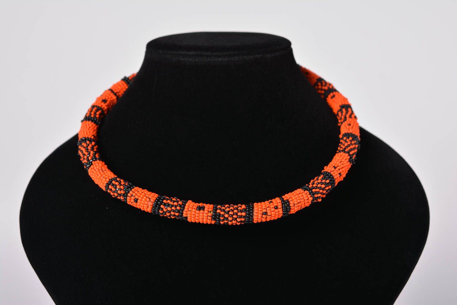 Collier spirale Bijou fait main en perles de rocaille orange noir Cadeau femme photo 3