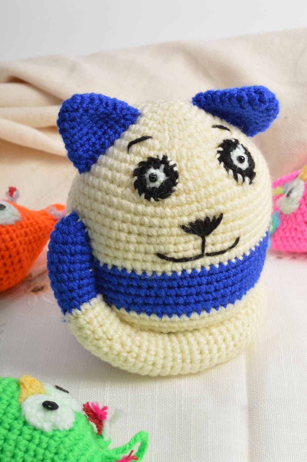 Chat en tissu fait main tricoté au crochet bleu avec blanc joeut pour enfant photo 1