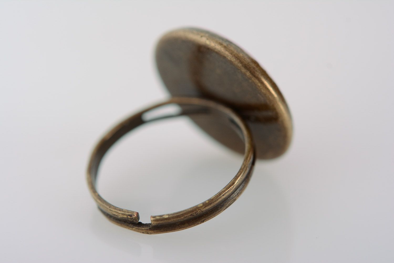 Сиреневое кольцо с лепестком в эпоксидной смоле ручной работы оригинальное фото 3