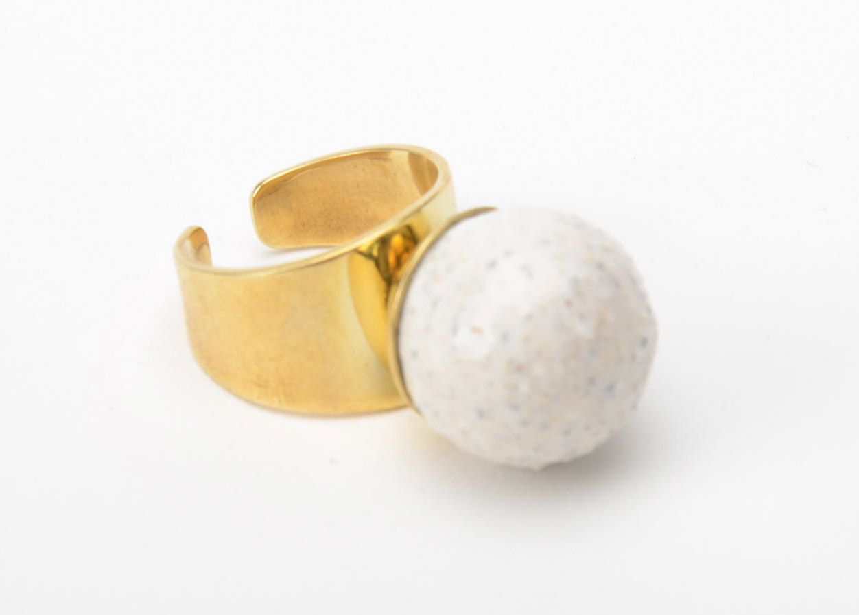 Voluminöser weißer metallischer Ring mit Verzierung aus Fayence für Frauen foto 3