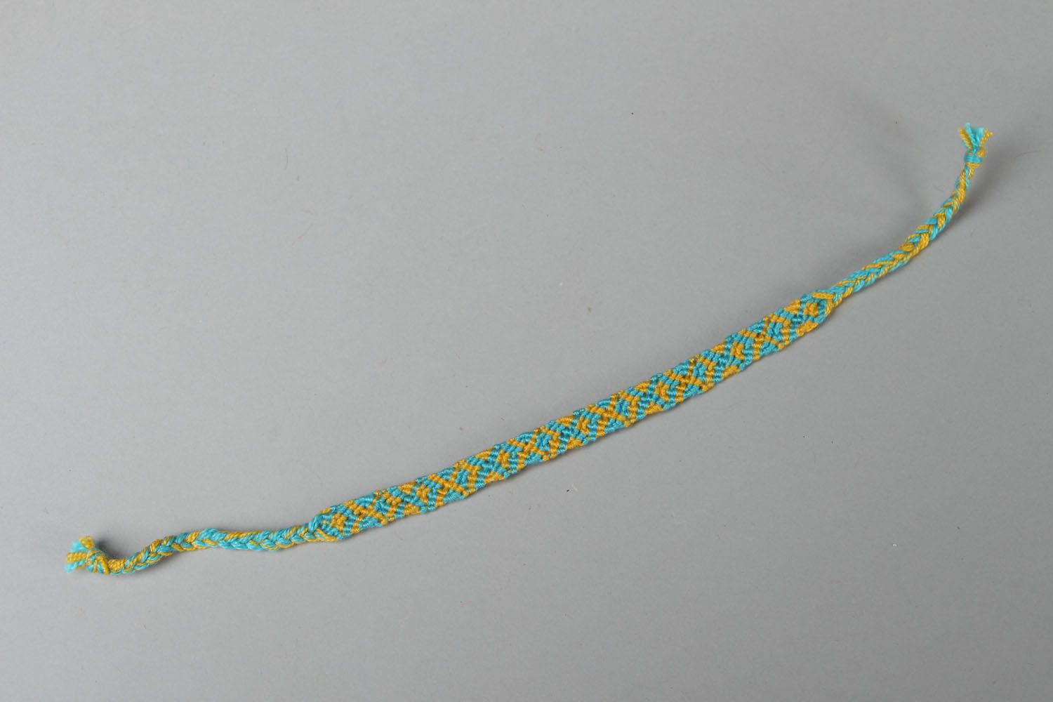 Плетеный браслет в технике макраме фото 1