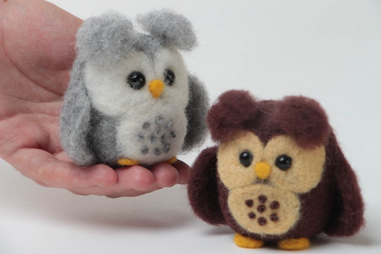 Deux jouets hiboux brun et gris en laine naturelle feutrée faits main originaux photo 5