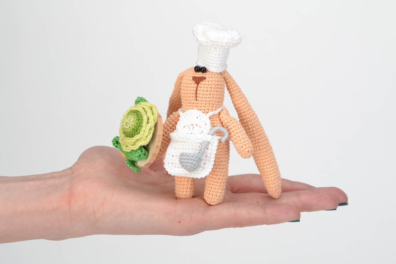 Petite peluche tricotée au crochet beige faite main lapin petit cuisinier  photo 2