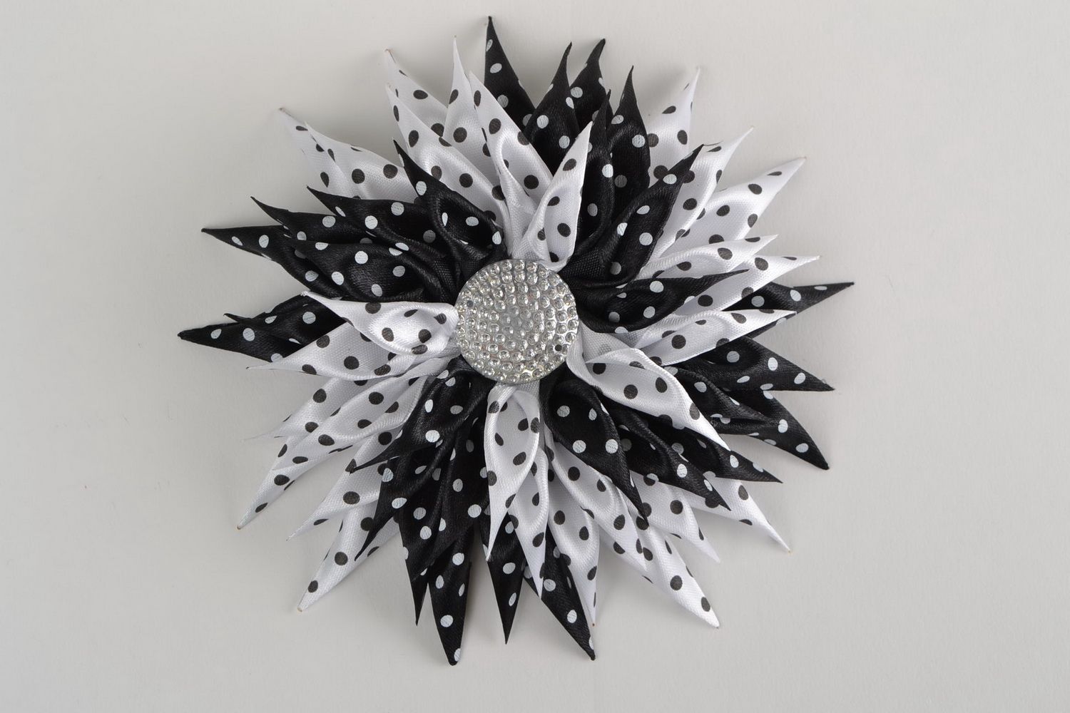 Schwarz weißes Haargummi mit Blume aus Atlasbändern in Kanzashi Technik handmade foto 3