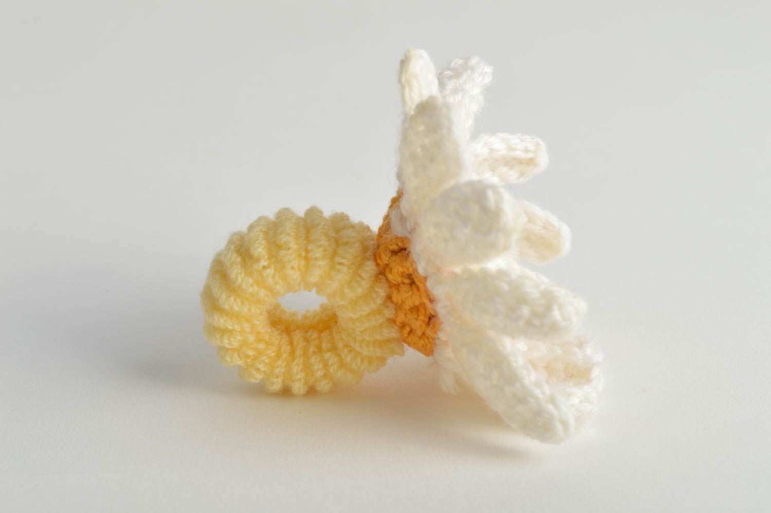 Élastique à cheveux fleur marguerite fait main tricoté au crochet pour enfant photo 3