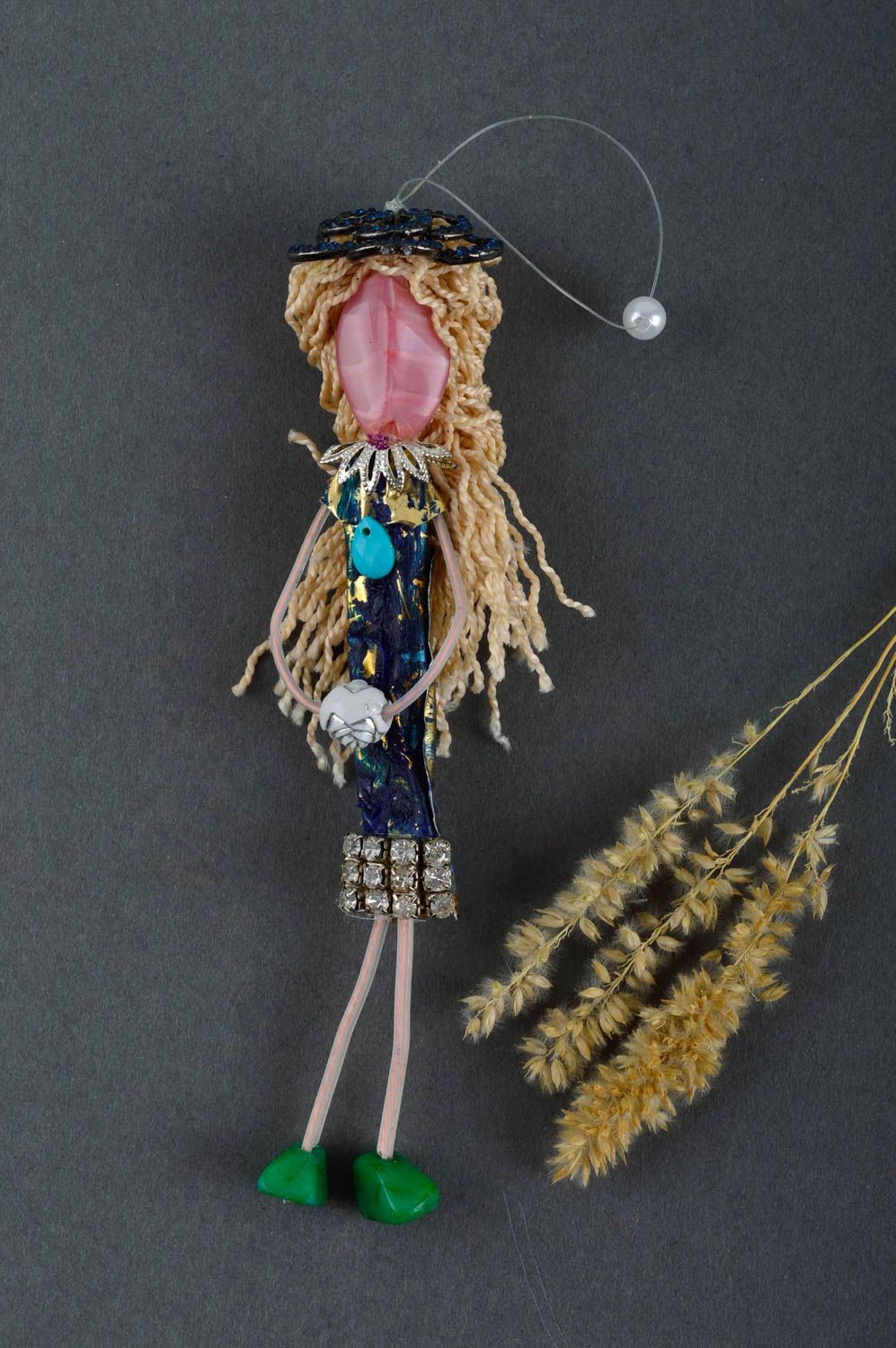 Llavero artesanal niña rubia accesorio para llaves o teléfono regalo original foto 1