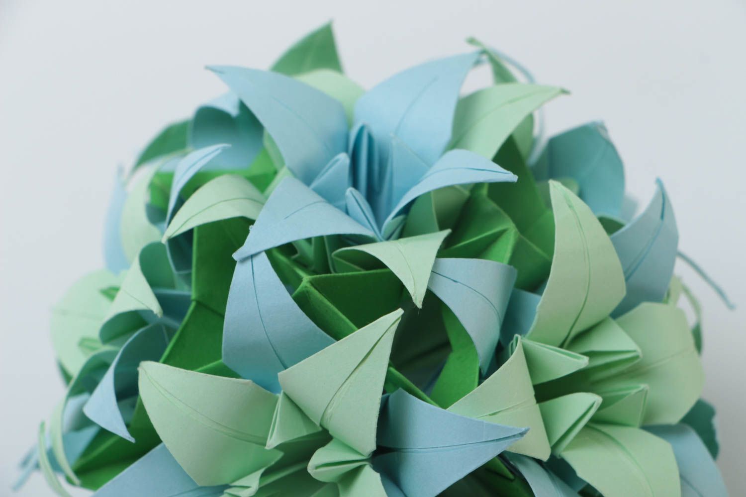Зеленая интерьерная подвеска из бумаги в виде цветочного шара ручной работы  фото 2
