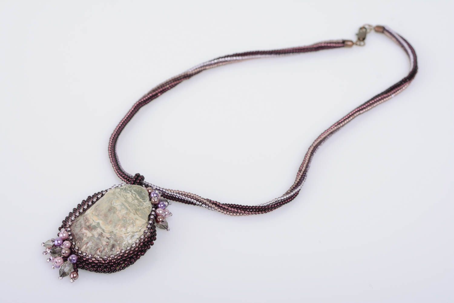 Pendentif en perles de rocaille avec coquillage fait main lilas de créateur photo 1