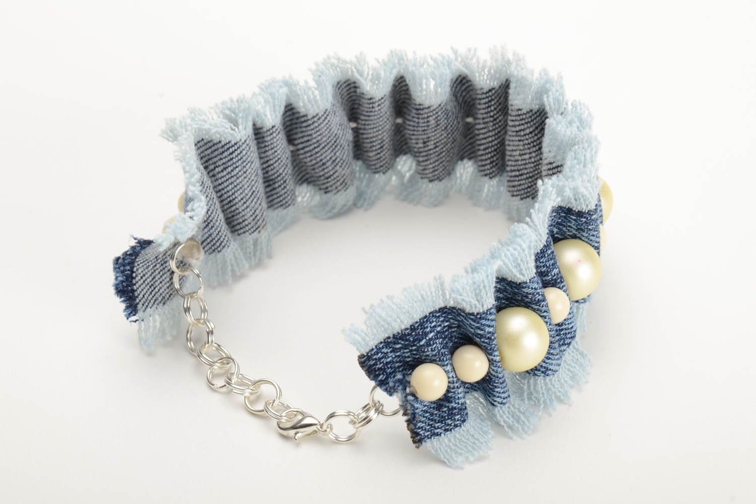 Bracelet en tissu jean bleu et fausses perles design original fait main  photo 3