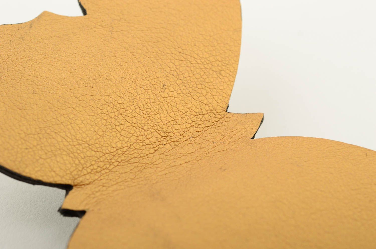 Handgemachter Schmuck schöne Brosche Designer Accessoire Schmuck aus Leder beige foto 5