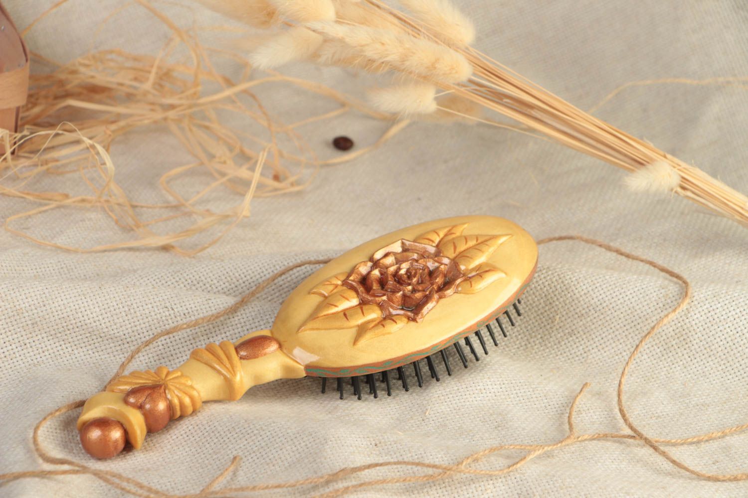 Geschnitzte handmade Haarbürste aus Holz in Gelb schön Damen Accessoire foto 1