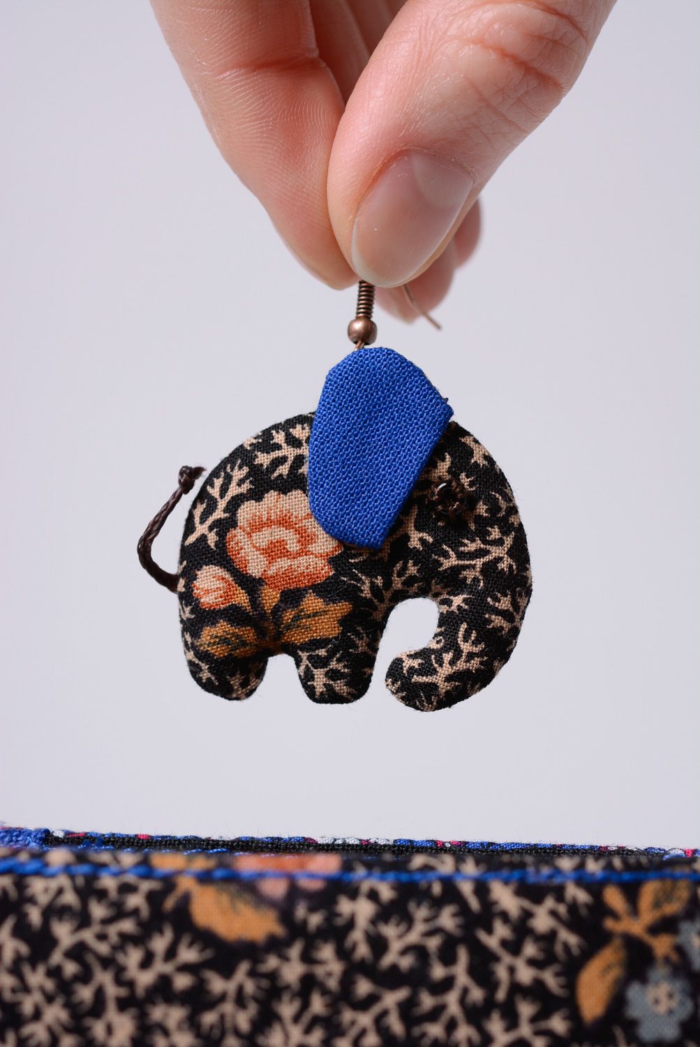 Boucles d'oreilles éléphants et portefeuille artisanal faits main pour femme photo 2