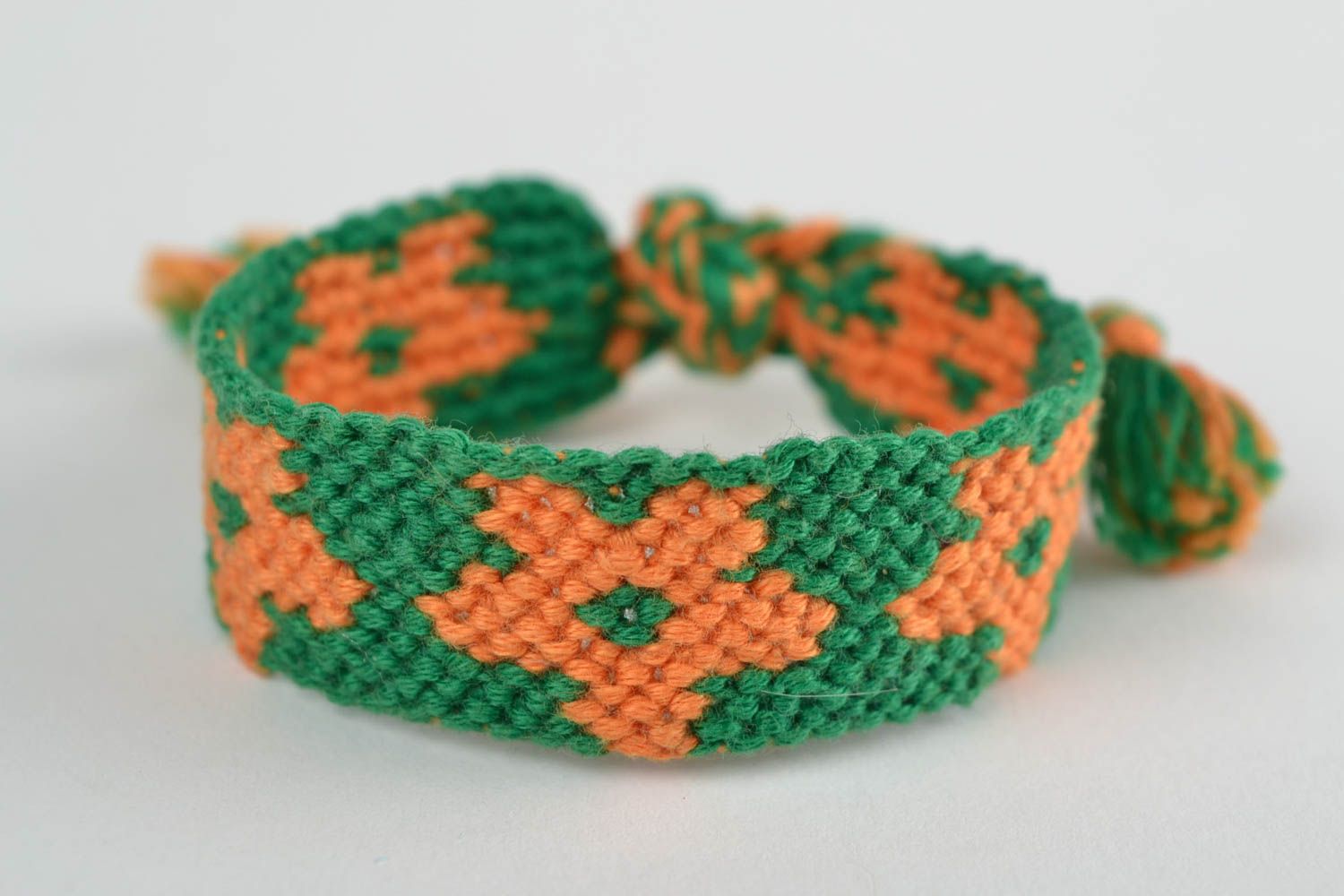 Bracelet vert tressé en fils moulinés en macramé avec fleurs orange fait main photo 3