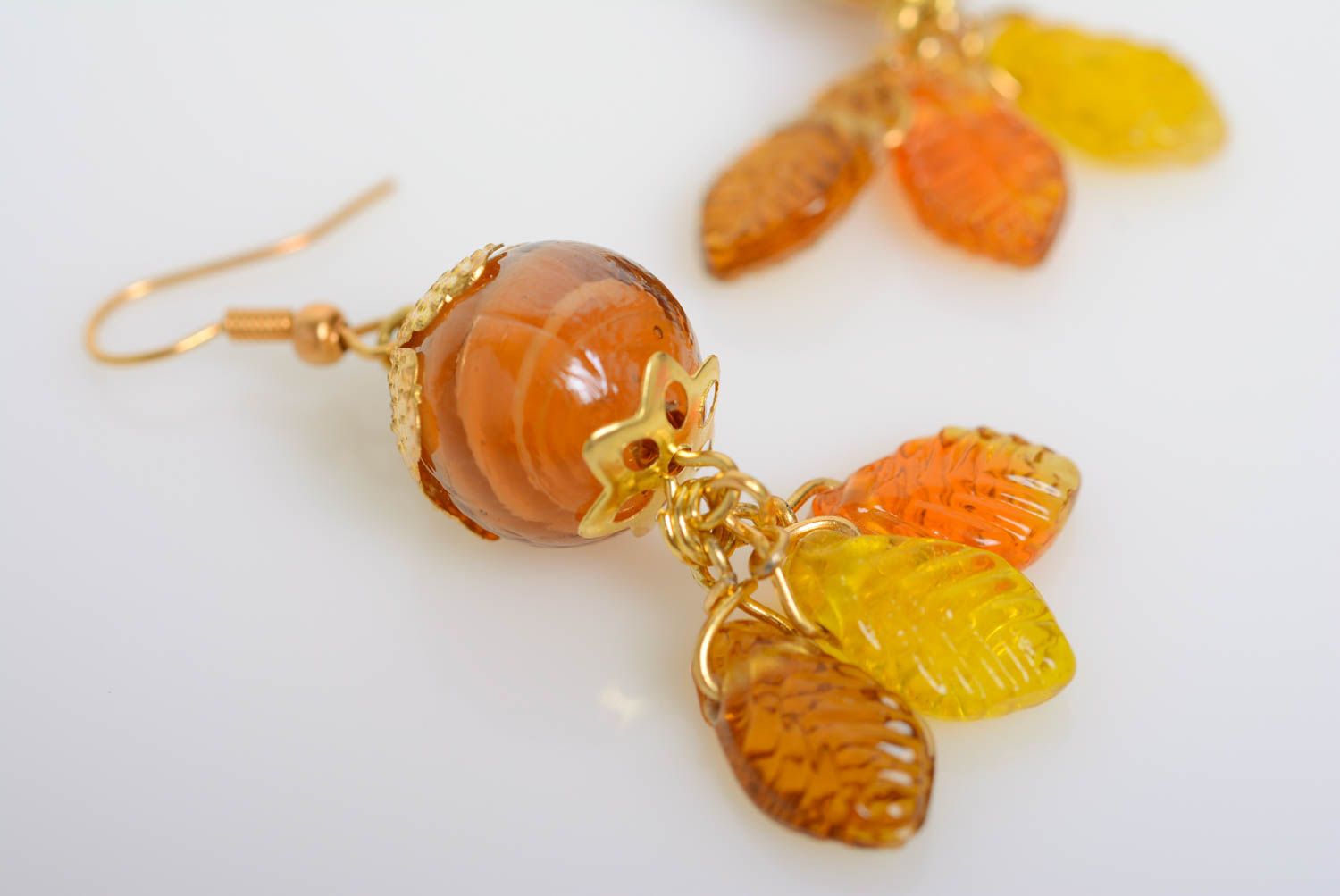 Boucles d'oreilles en perles de verre faites main pendantes couleur ambrée photo 2