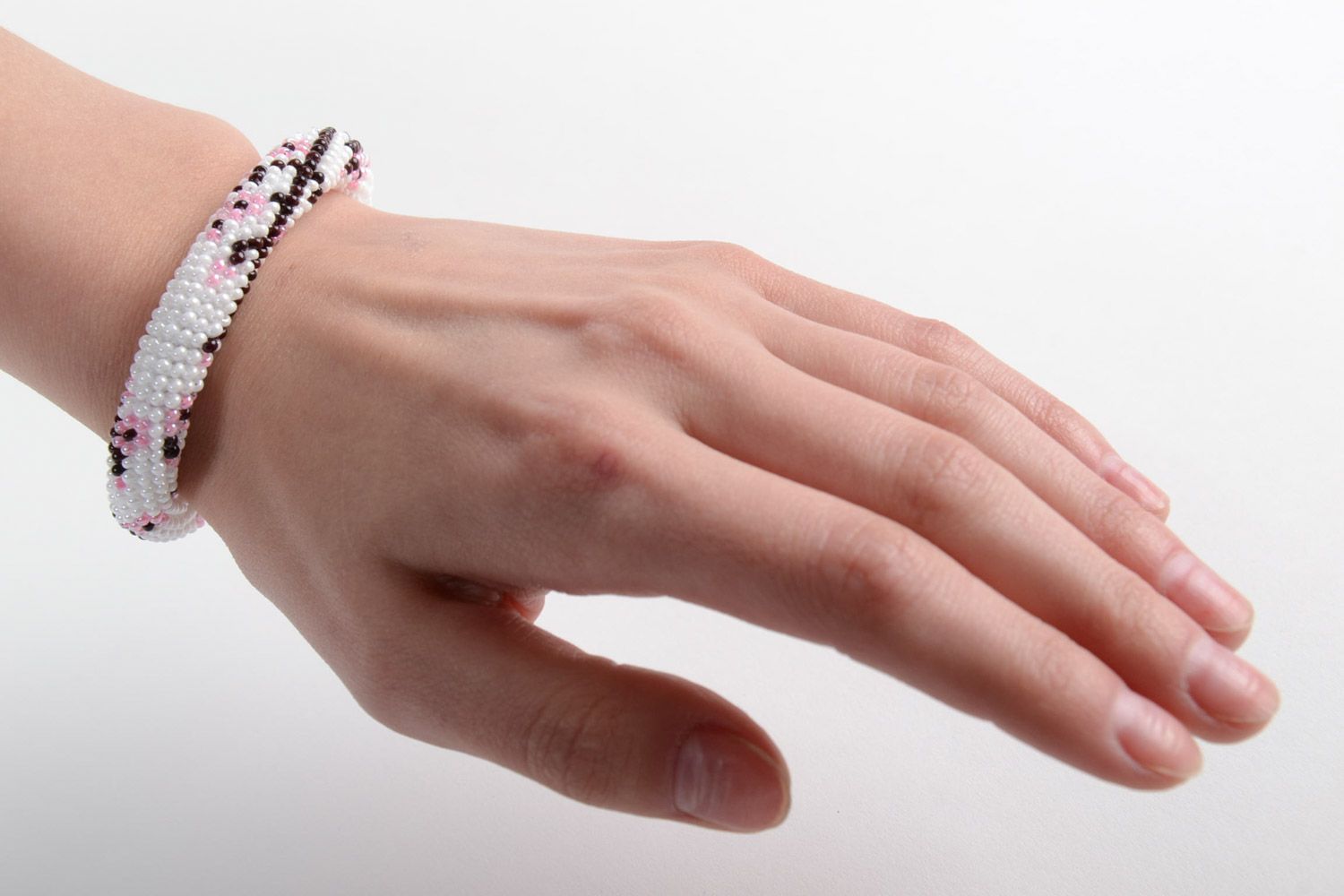 Нежный браслет-жгут из бисера ручной работы плетеный женский авторский красивый фото 5