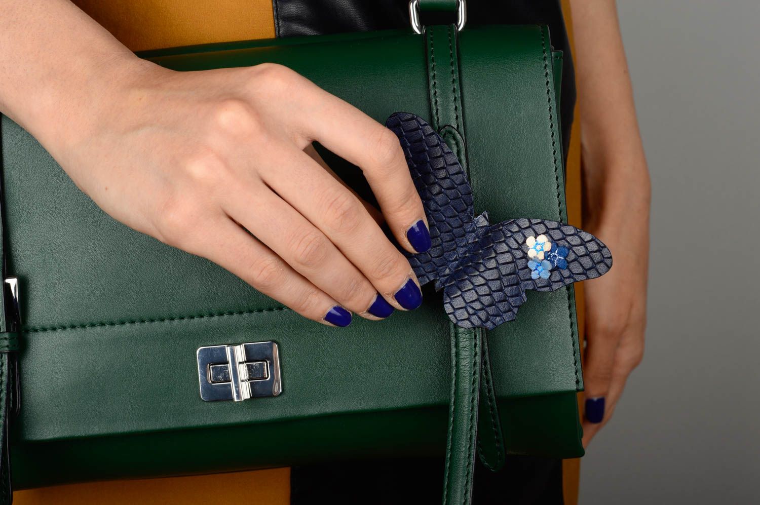 Broche en cuir design Bijou fait main Accessoire femme papillon cadeau photo 2