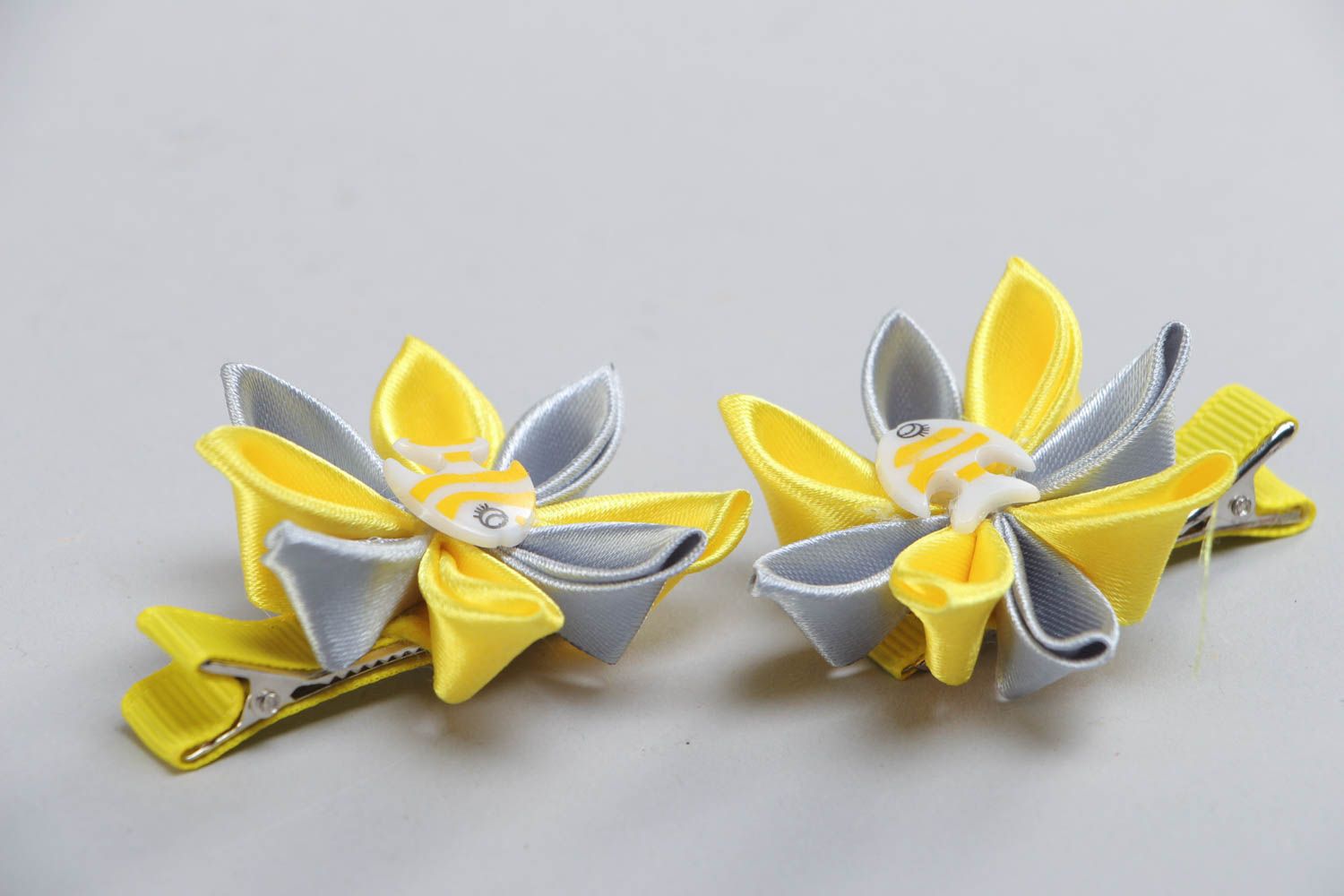Set of handmade children's satin flower hair clips 2 pieces kanzashi photo 3