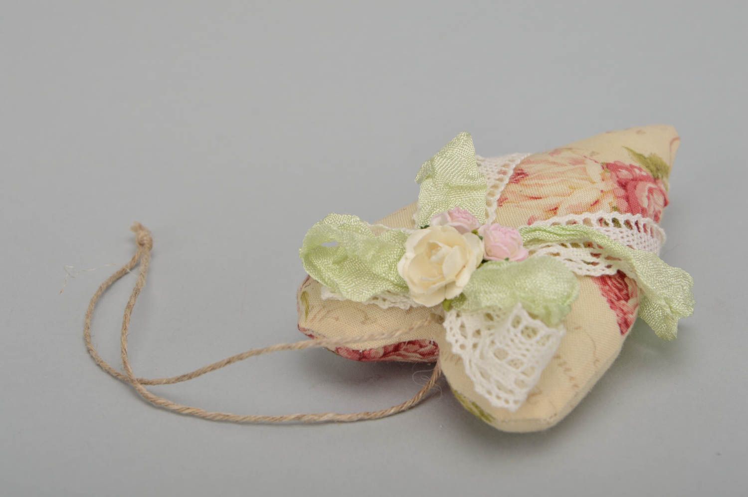 Colgante decorativo corazón textil con flores y aroma de vainilla hecho a mano  foto 3