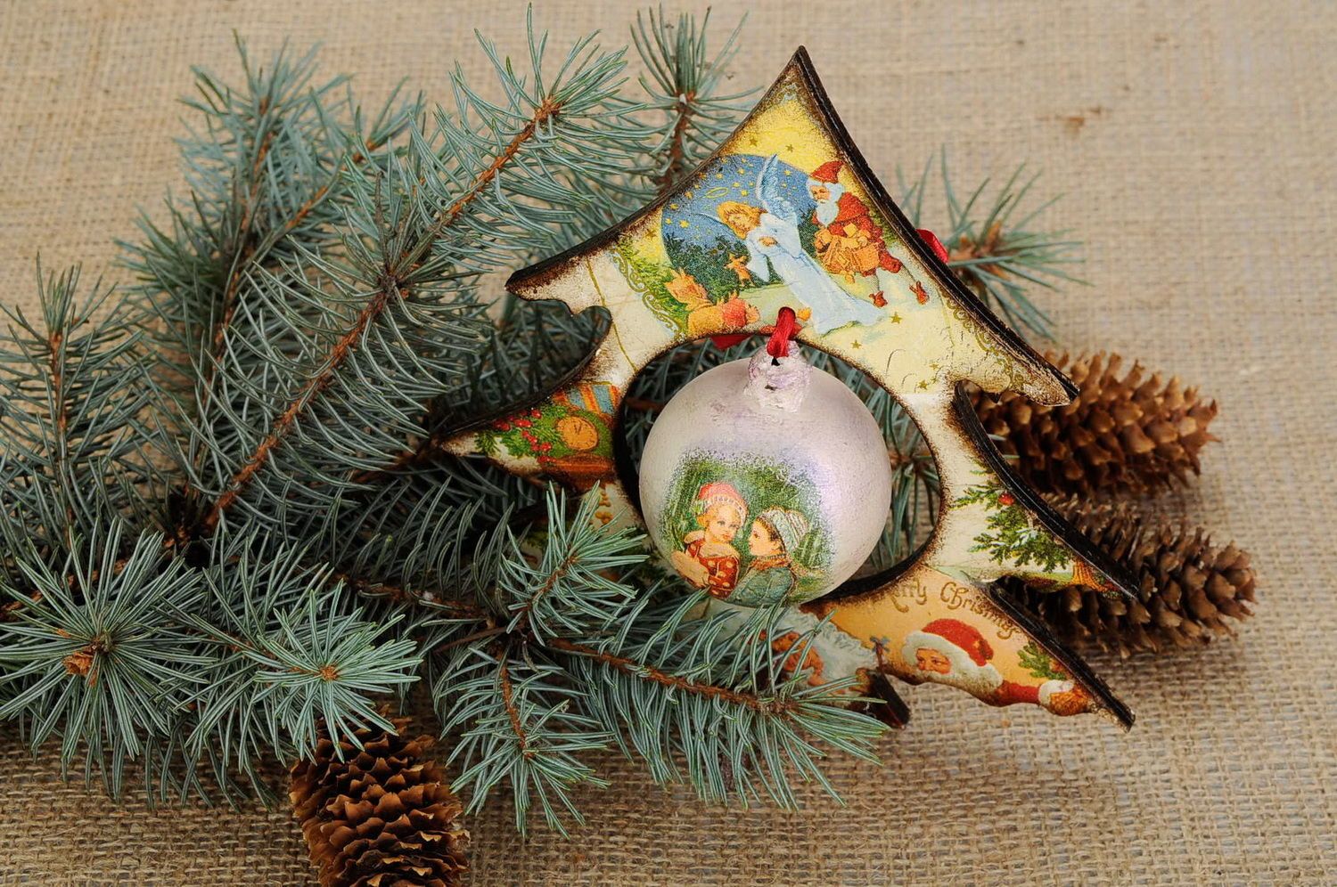 Dekorativer Tannenbaum mit einem Kugel, Weihnachtsdeko foto 1