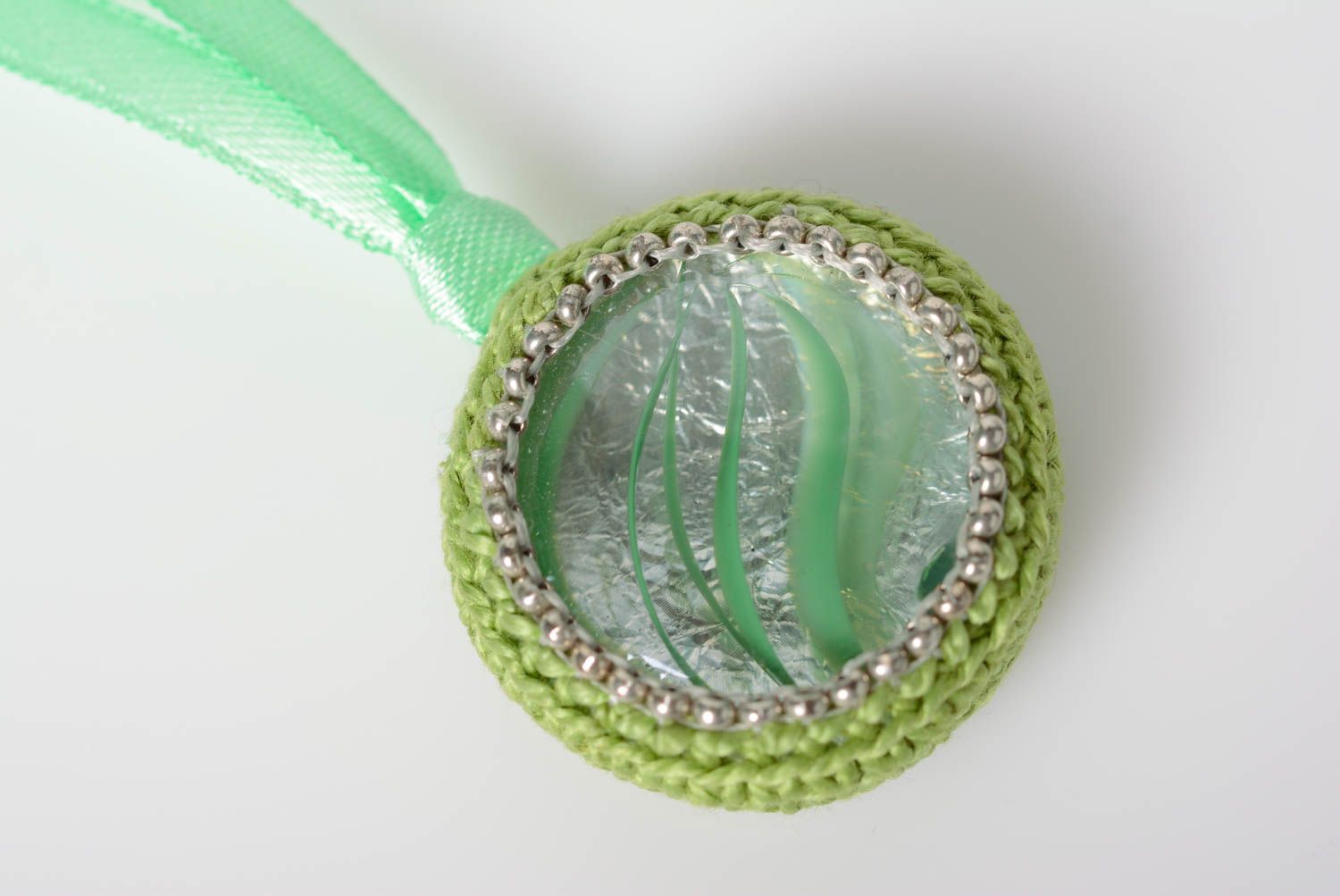 Handmade green glass button pendant crochet over with cotton threads and equipped with ribbon photo 2