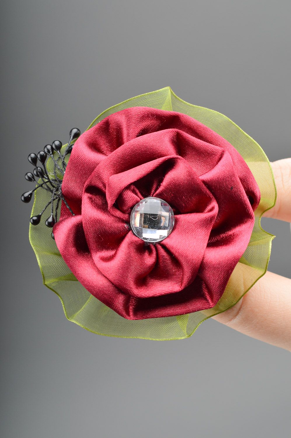 Брошь в виде розы из атласной ткани со стразом бордовая маленькая ручной работы фото 2