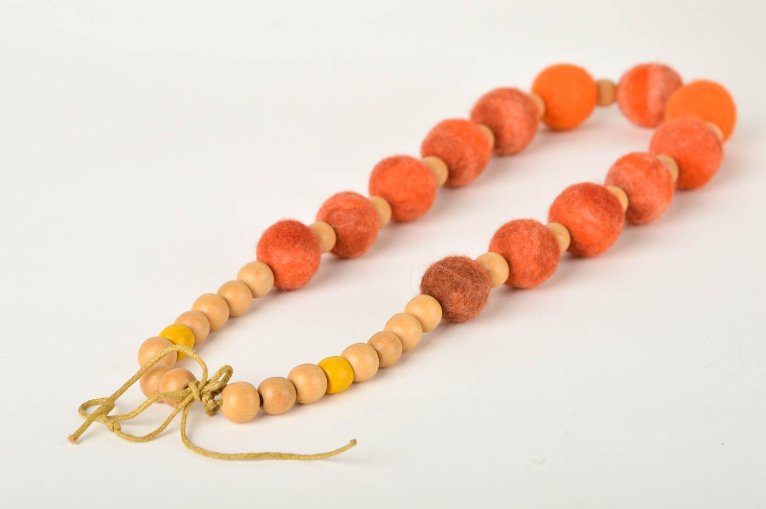 Collier en laine feutrée et bois Bijou fait main orange Cadeau pour femme photo 4