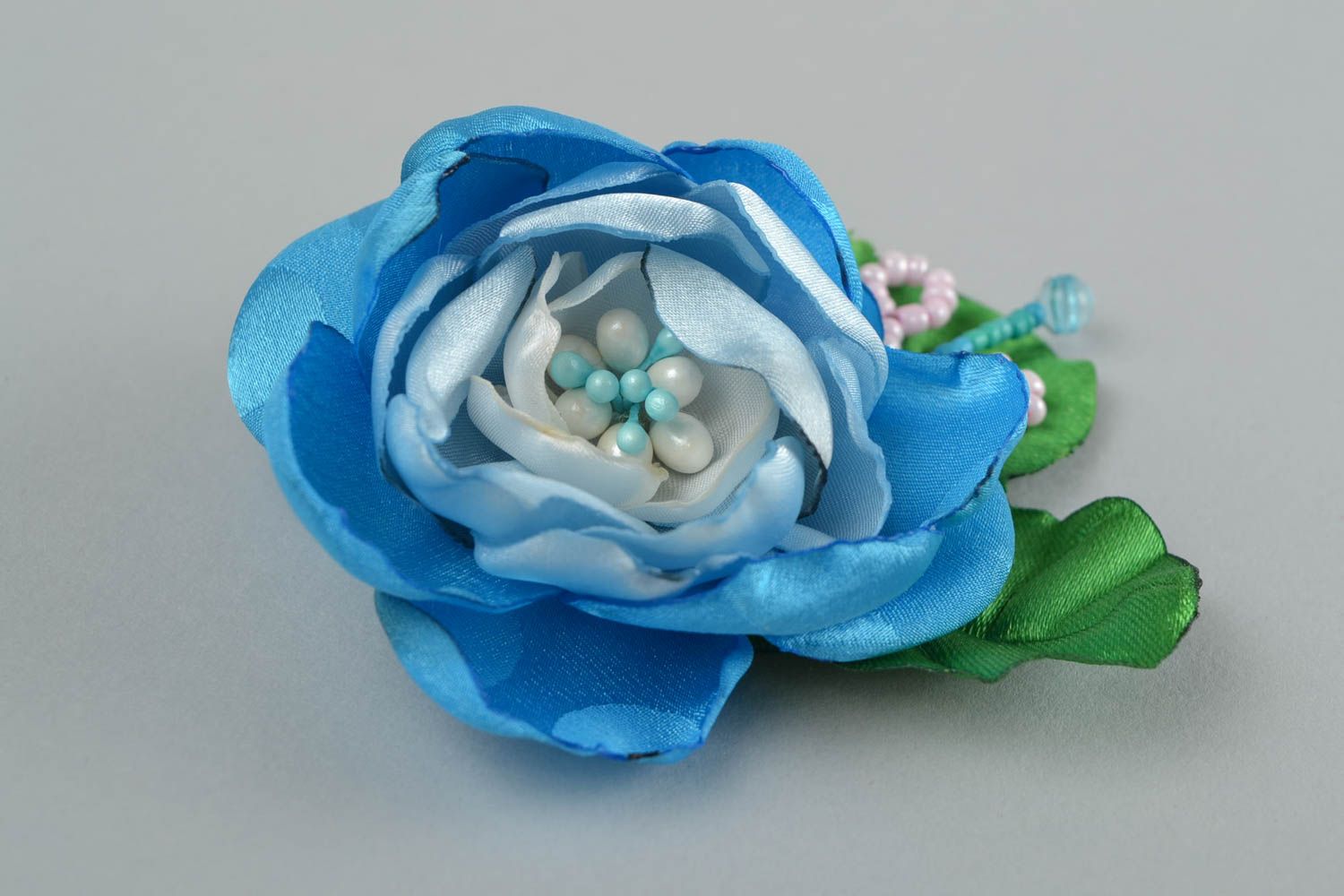 Голубая брошь из атласных лент с бисером ручной работы в виде цветка нарядная фото 5