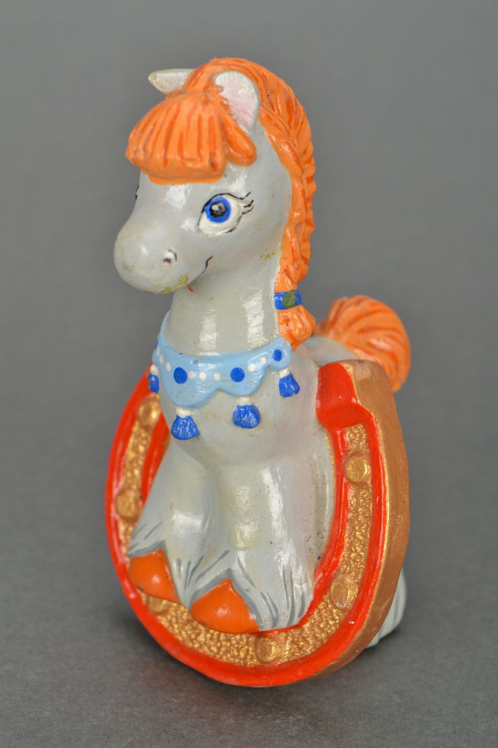 Estatueta de gesso pintada com tintas acrílicas em forma do cavalo  foto 3