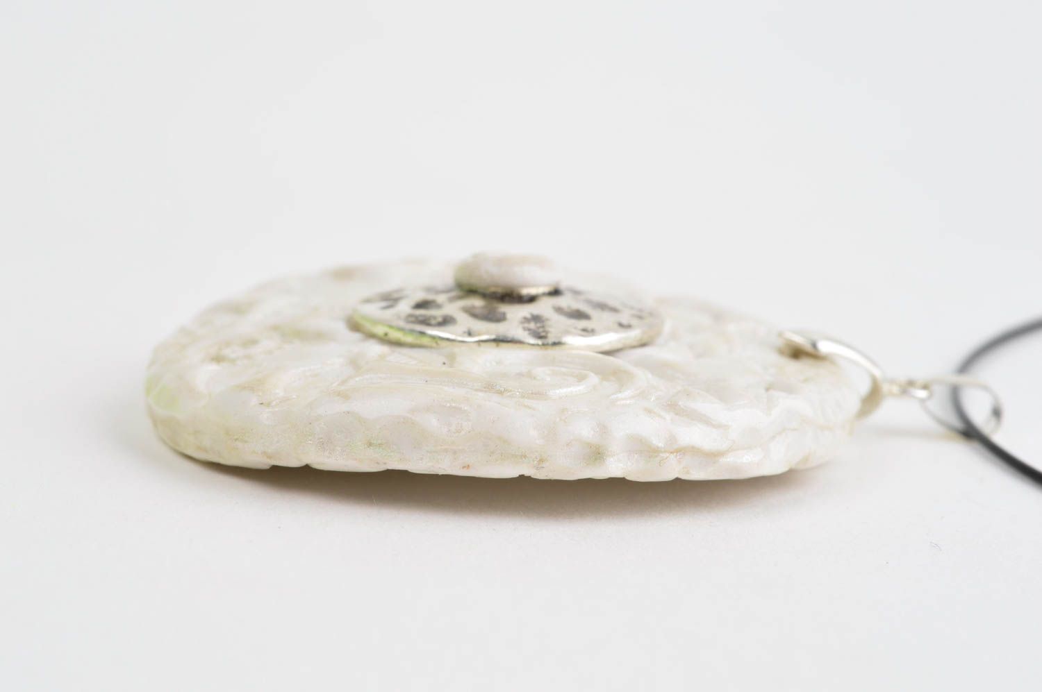 Кулон из полимерной глины украшение ручной работы подвеска из пластики белая фото 3
