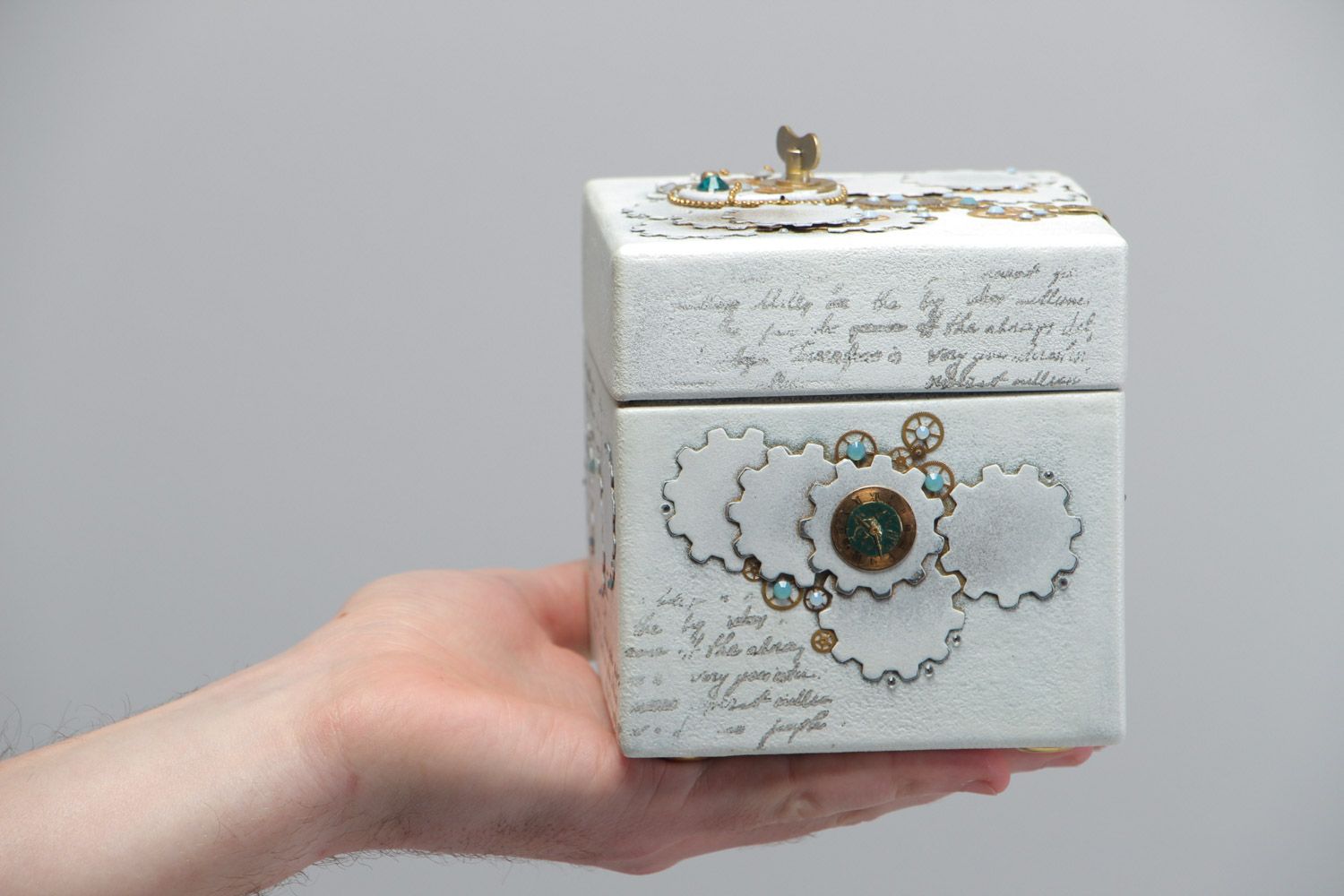 Caja de madera en técnica de steampunk con detalles de reloj cuadrada hecha a mano foto 5