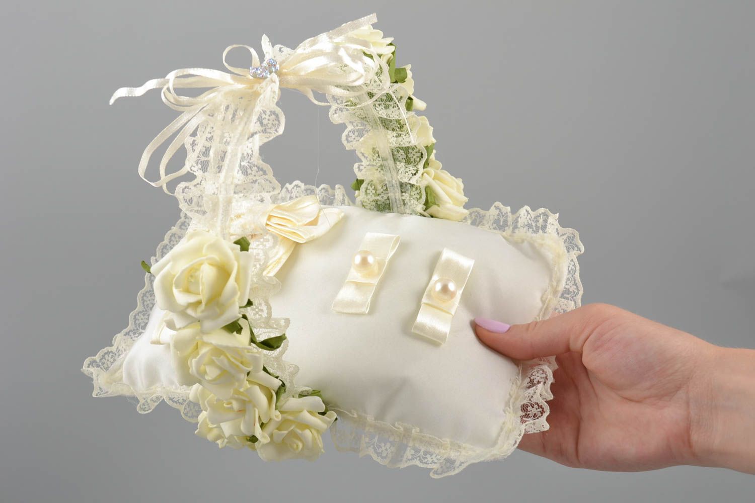 Originelles feines handgemachtes Ringkissen für die Hochzeit mit Blumen foto 5
