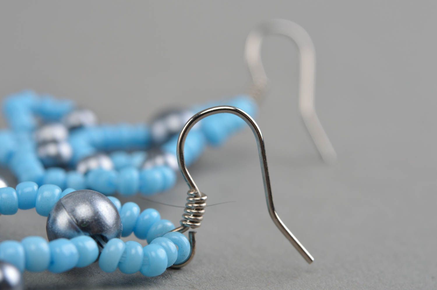Blaue schöne einfache handmade Ohrringe aus Glasperlen mit Metallfurnitur foto 4
