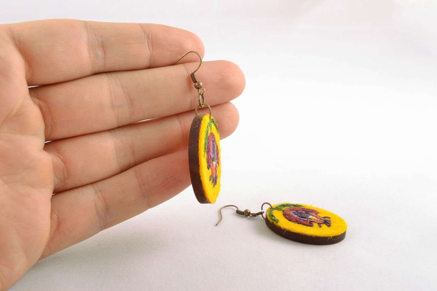 Wood and felt earrings with satin stitch embroidery photo 2