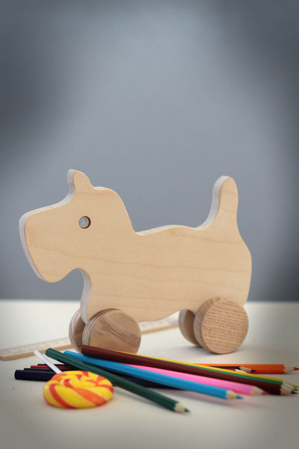 Juguete hecho a mano de madera perrito de juguete original juguetes con ruedas foto 1