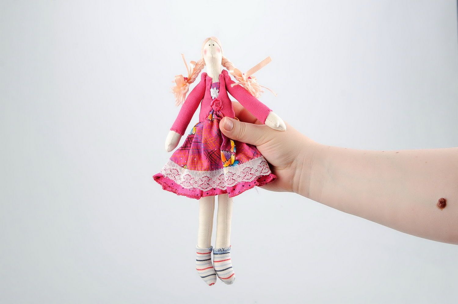 Boneca com vestido cor de rosa foto 3