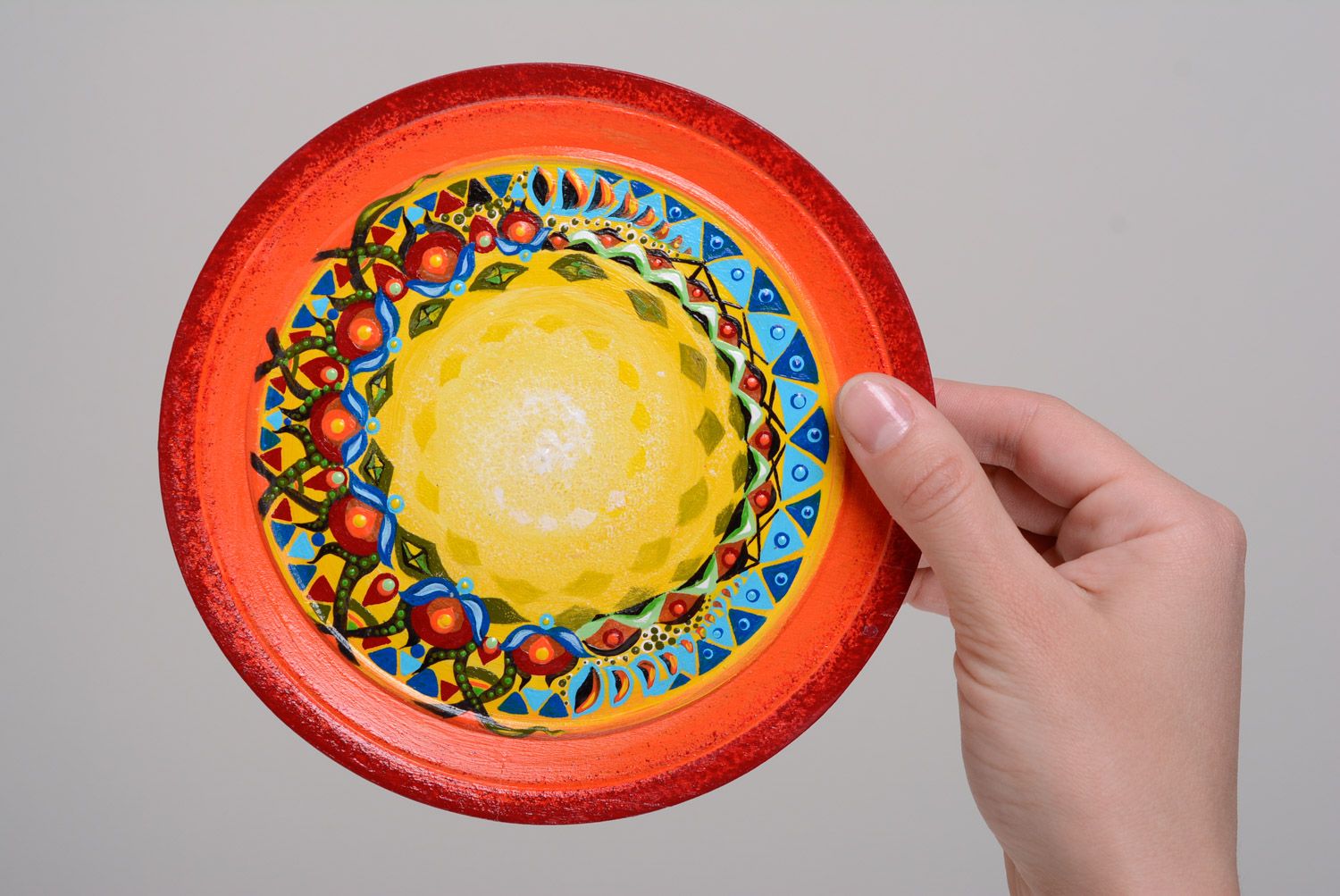 Декоративная тарелка из дерева с яркой росписью красивая небольшая ручной работы фото 3