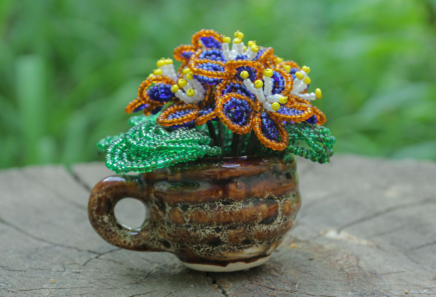 Fleurs violettes décoratives en perles de rocaille dans un pot  photo 1