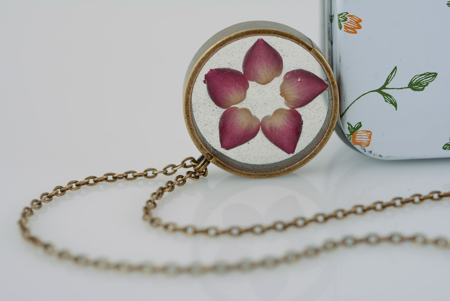 Handmade round neck pendant with real flower coated with epoxy and long chain photo 1