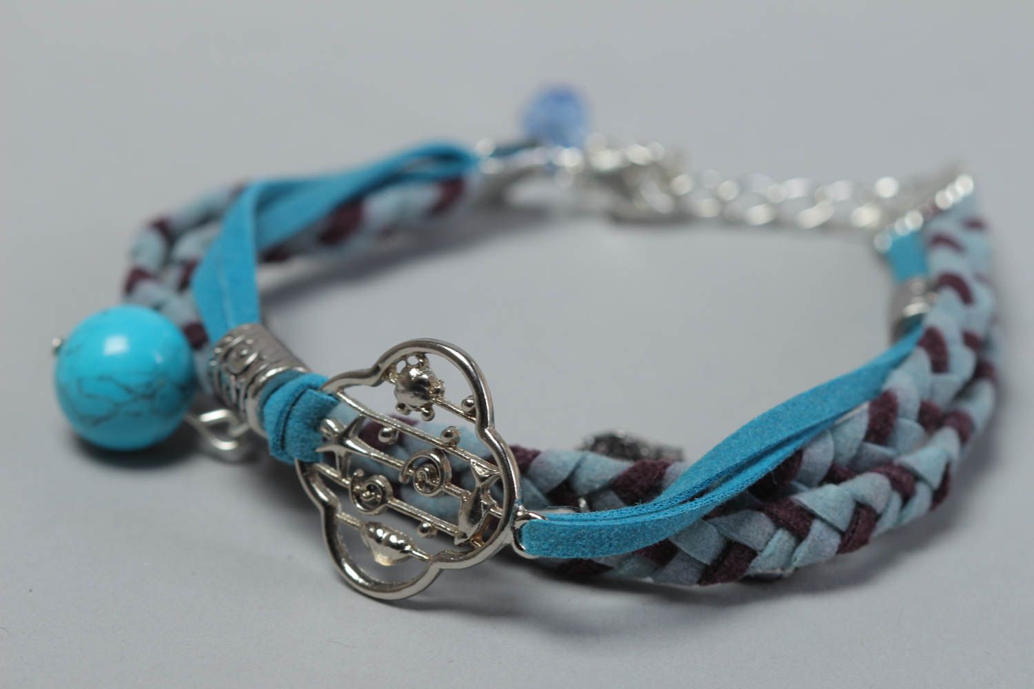 Bracelet en cuir tressé bleu avec perles fantaisie et breloques fait main photo 3