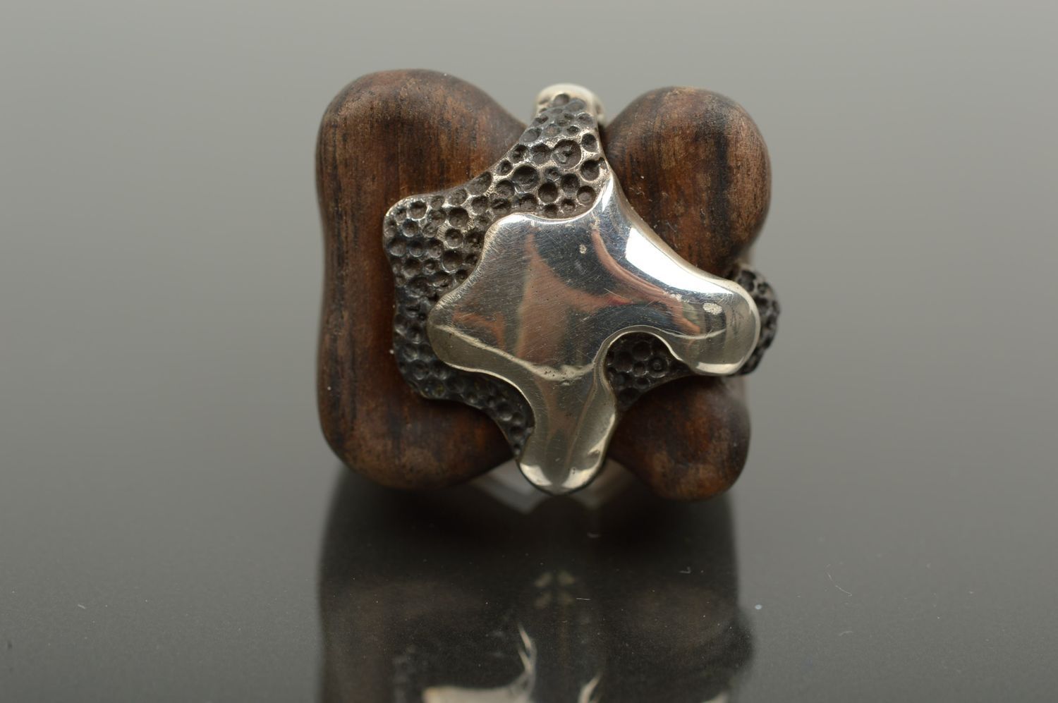 Кольцо из дерева украшение ручной работы изделие из дерева с металлом стильное фото 1