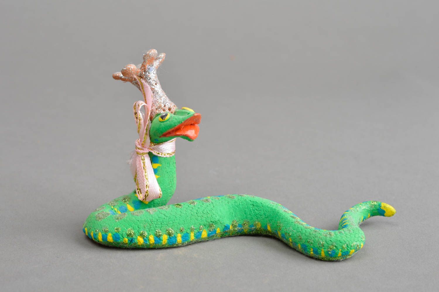 Керамический сувенир ручной работы змея королева скарапея зеленого цвета фото 2
