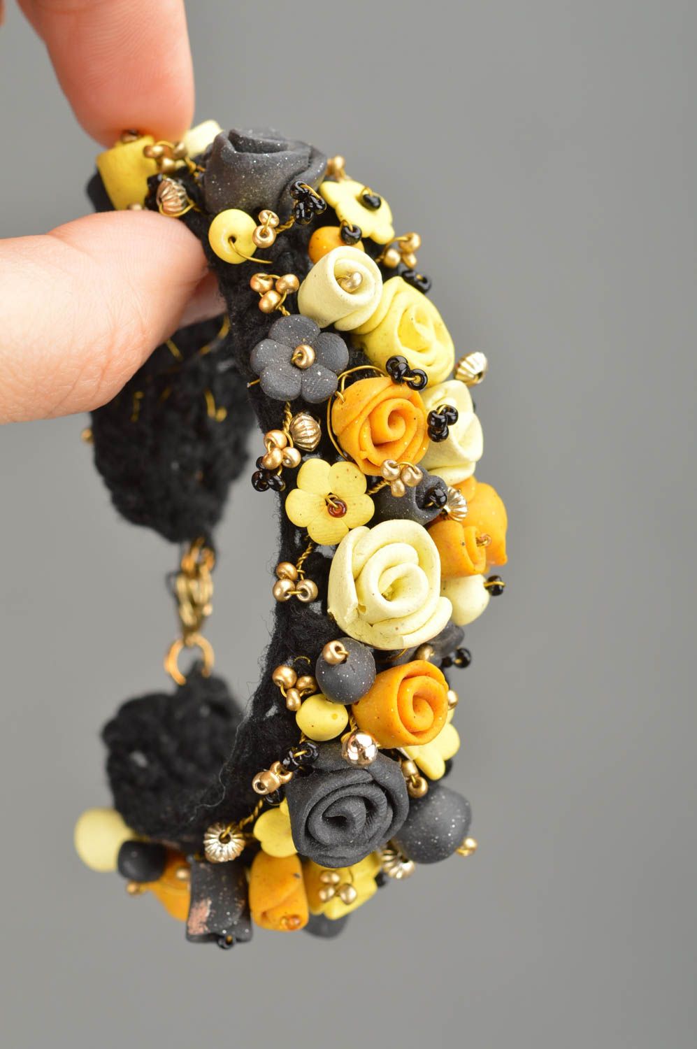 Bracelet en pâte polymère fait main design original avec fleurs jaune noir photo 3