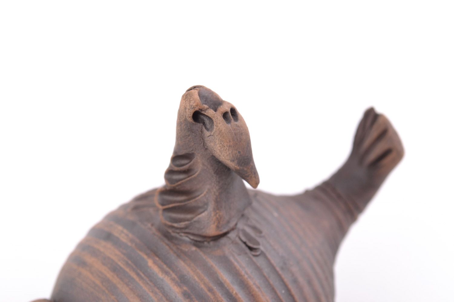 Handmade Statuette aus Ton in Milchbrennen Technik braunes Flusspferd mit Vogel foto 3