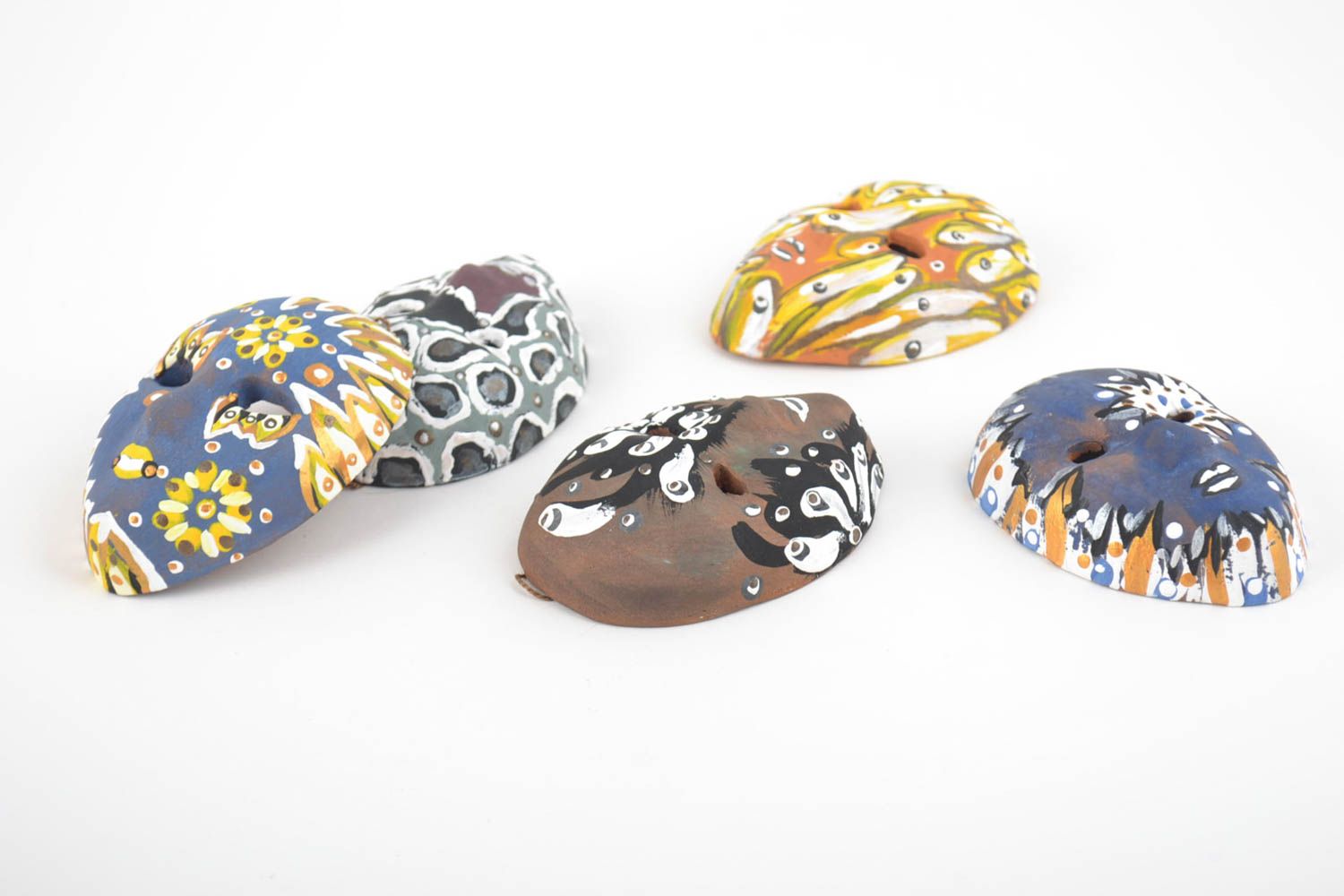 Petits masques à suspendre en céramique faits main multicolores 5 pièces photo 5