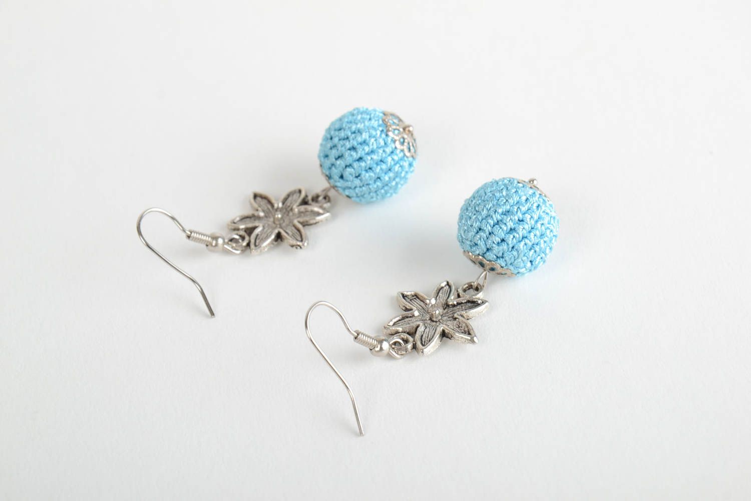 Boucles d'oreilles boules bleu clair recouvertes de fils faites main avec fleurs photo 4